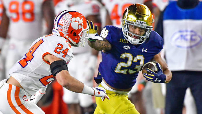 Notre Dame RB Kyren Williams runs against Clemson
